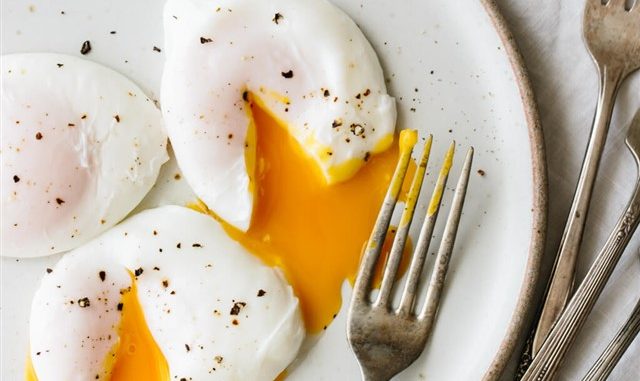 POACHED EGGS: HOW TO POACH AN EGG PERFECTLY
